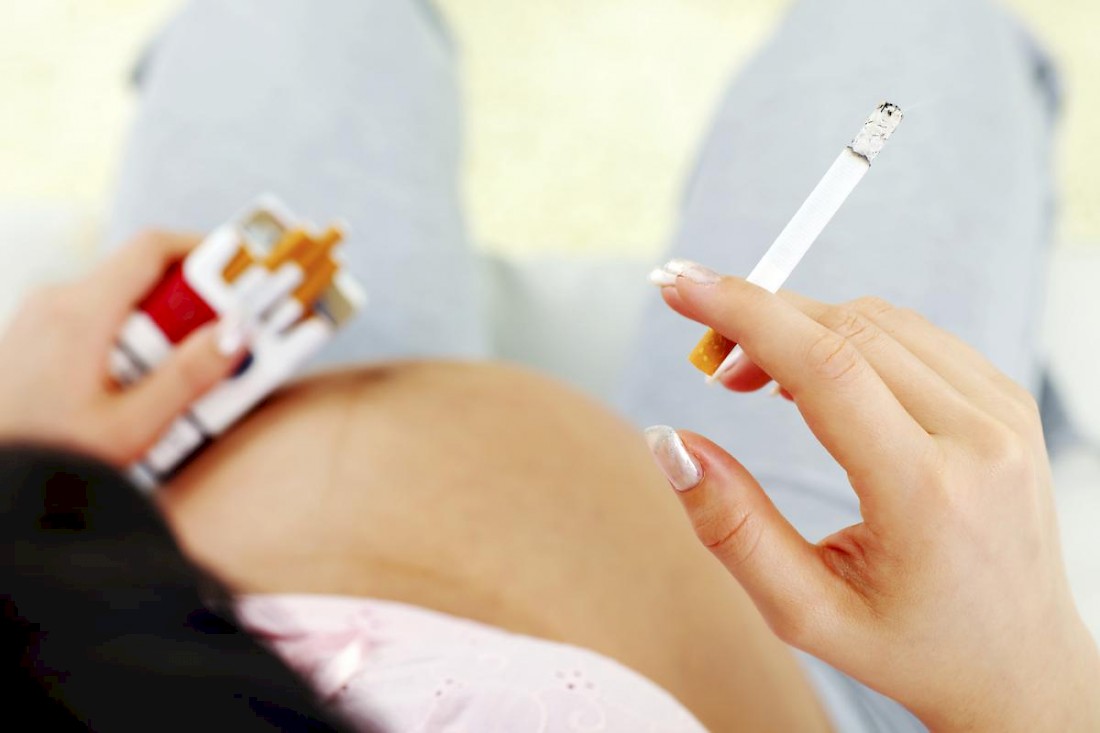 Η ενεργητική και η παθητική έκθεση στον καπνό του τσιγάρου κατά την εγκυμοσύνη αλλά και μετά τον τοκετό αυξάνει τον κίνδυνο εμφάνισης συριγμού στα παιδιά έως την ηλικία των 2 ετών